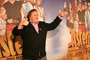 Gérard Dépardieu am Tag nach der Premiere auf dem Weg zur Pressekonferenz (Foto: MartiN Schmitz)